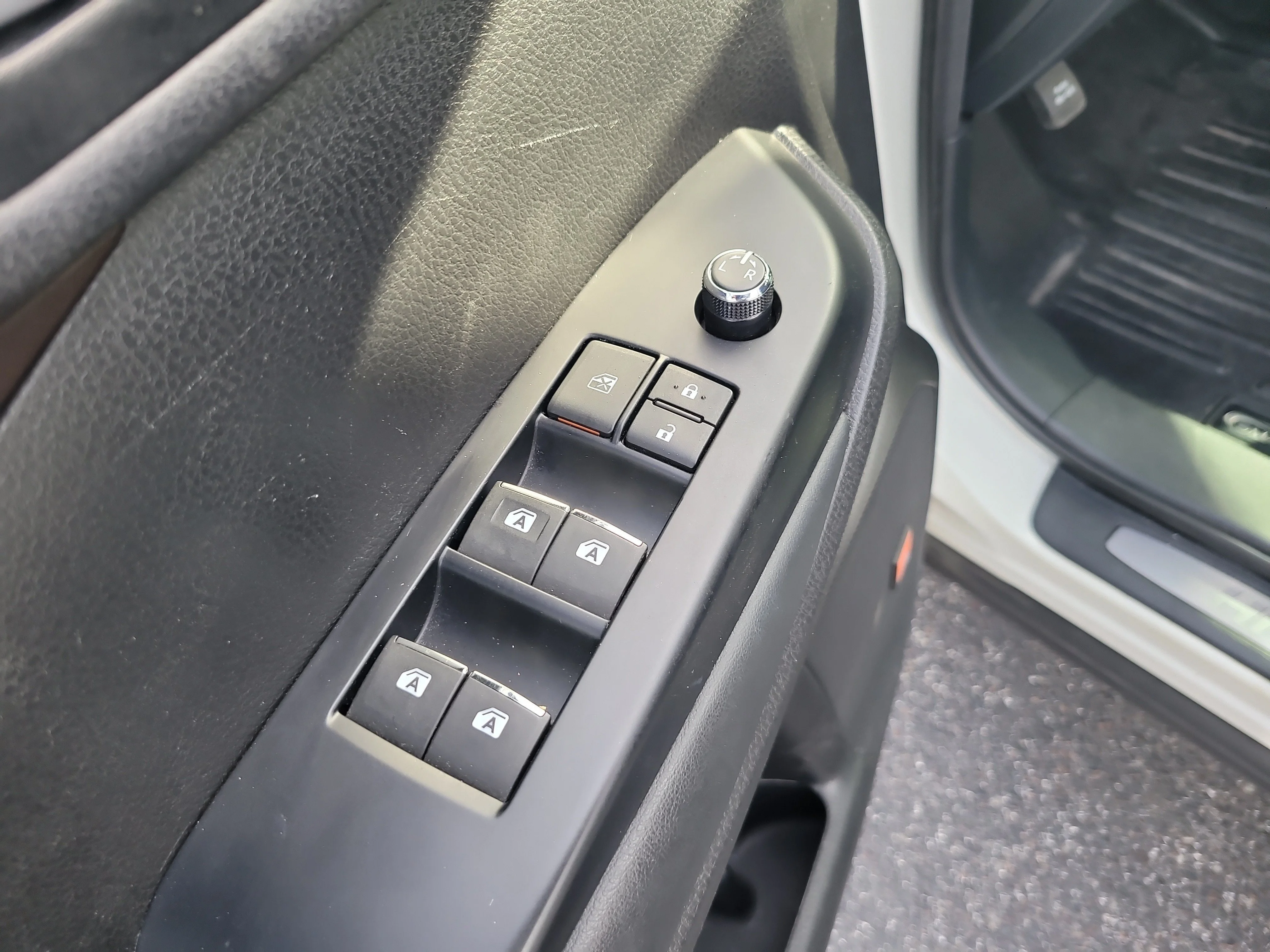 Used 2014 Blizzard Pearl Toyota Limited image 17
