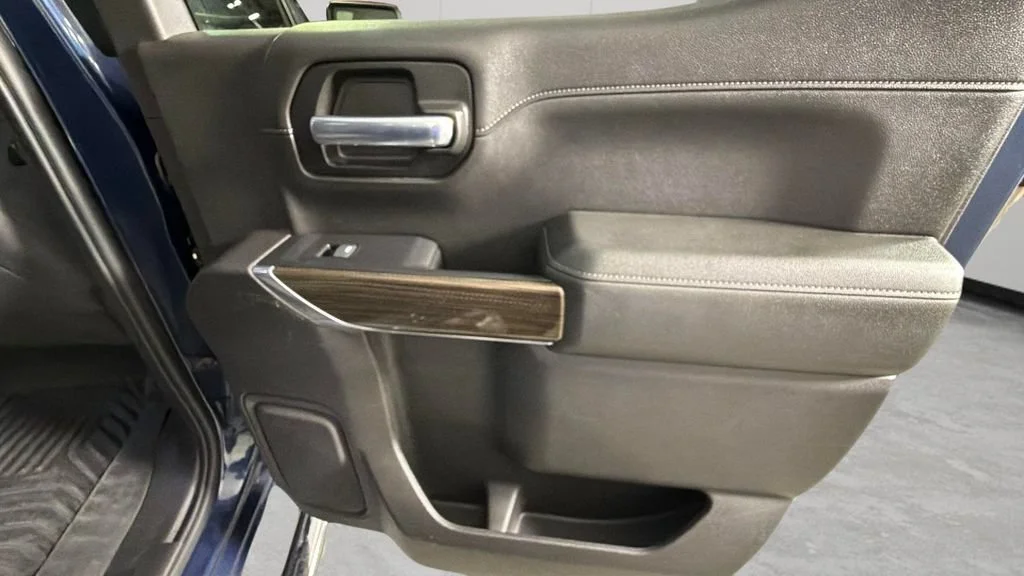 Used 2020 NORTHSKY BLUE METALLIC Chevrolet RST image 34