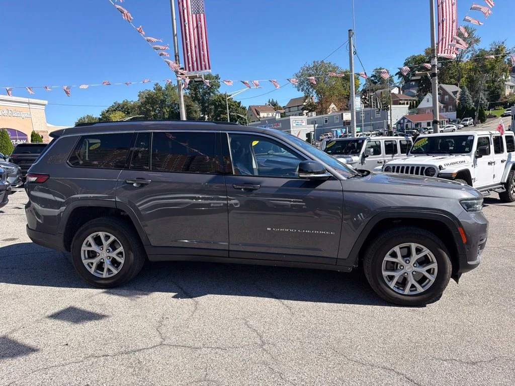 Used 2023 Gray Jeep Limited image 3