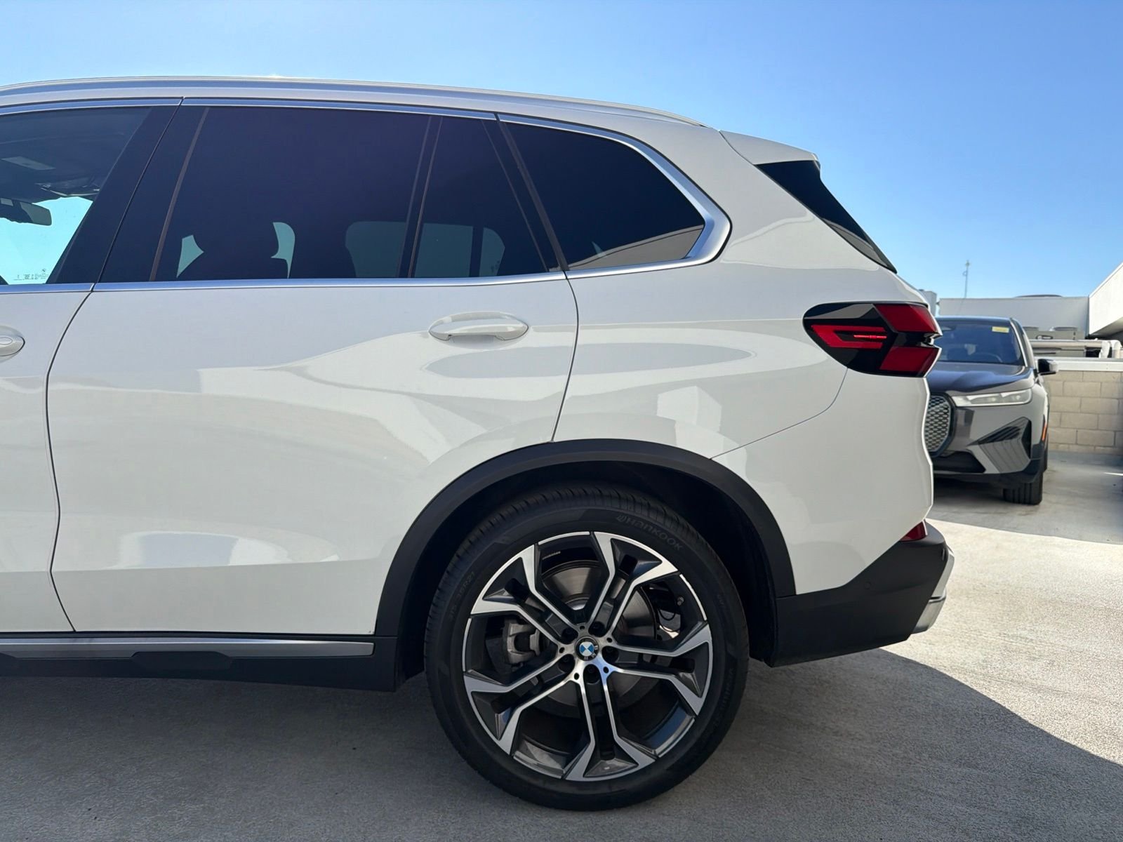 Used 2026 Alpine White BMW xDrive40i image 5