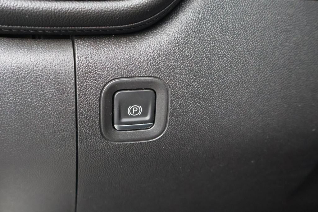 Used 2019 SUMMIT WHITE Chevrolet RST image 18