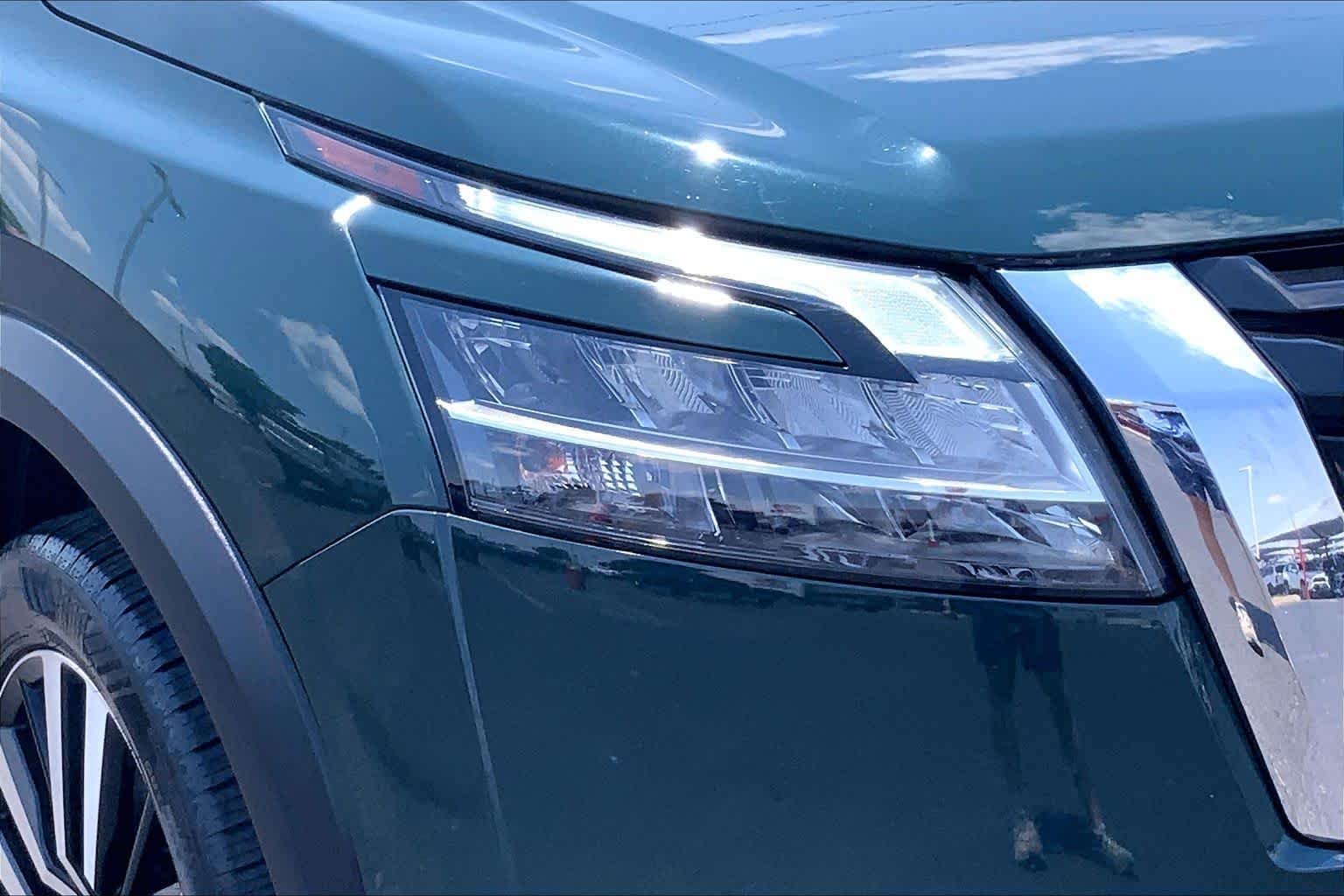 Used 2023 Obsidian Green Pearl Nissan Platinum image 28