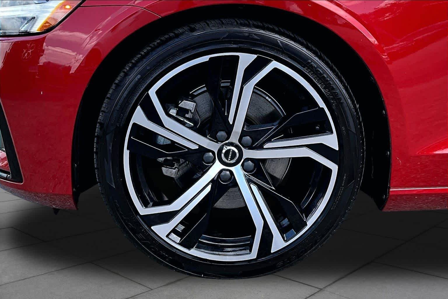 Used 2023  Volvo Core Dark Theme image 11