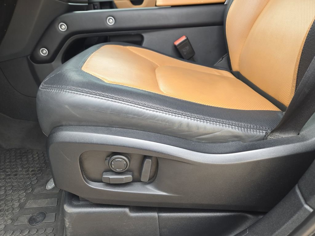 Used 2024 White Land Rover X-Dynamic SE image 18