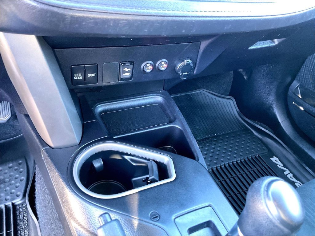 Used 2018 White Toyota LE image 25