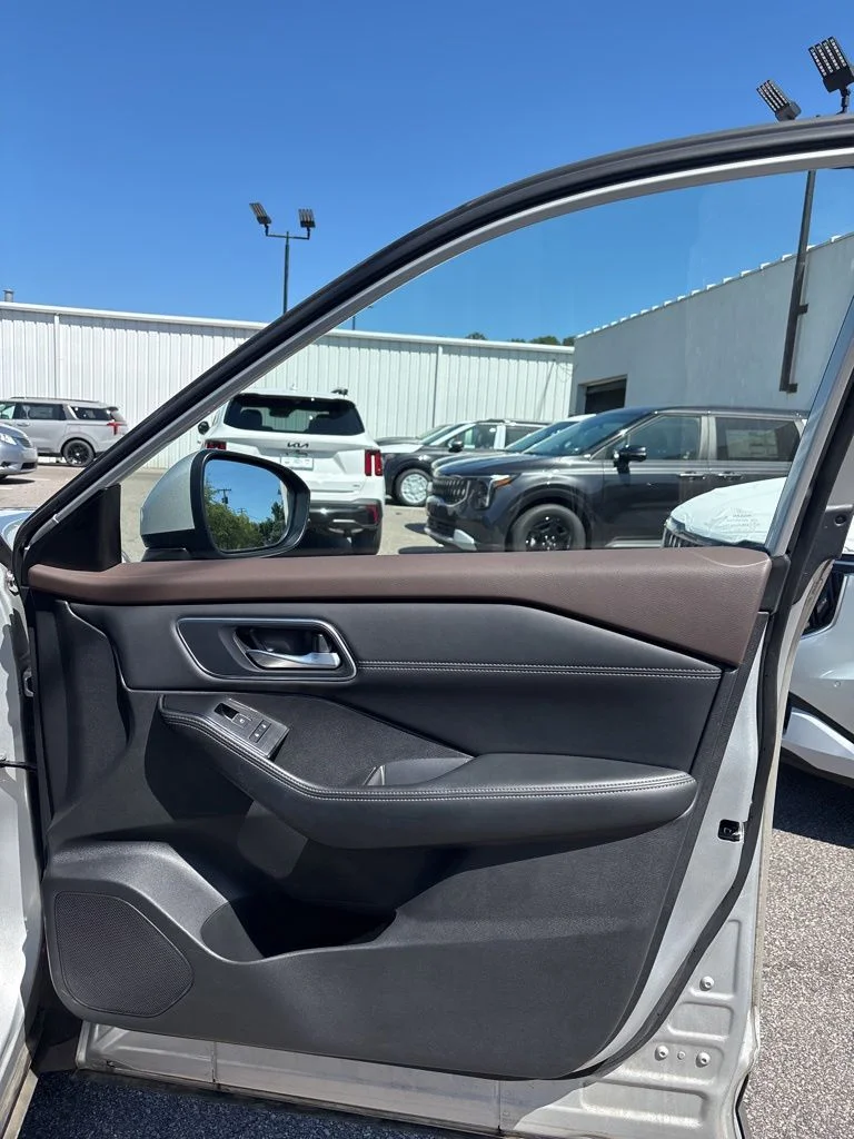 Used 2023 Silver Nissan Platinum image 22