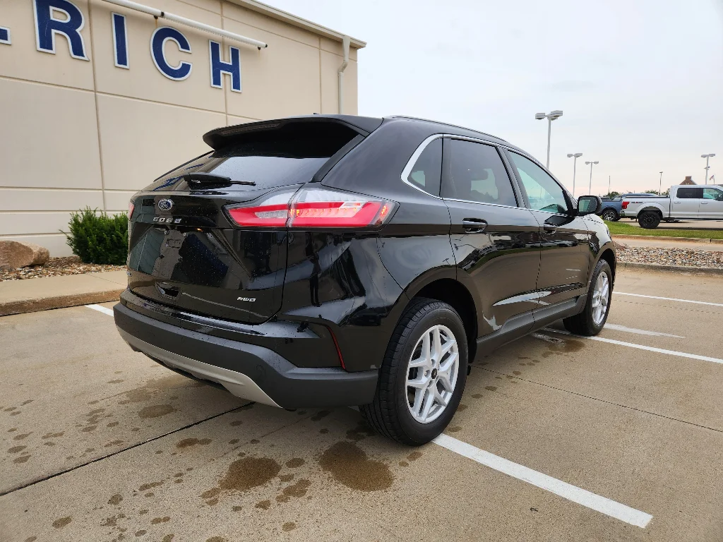 Used 2024 Agate Black Metallic Ford SEL image 10