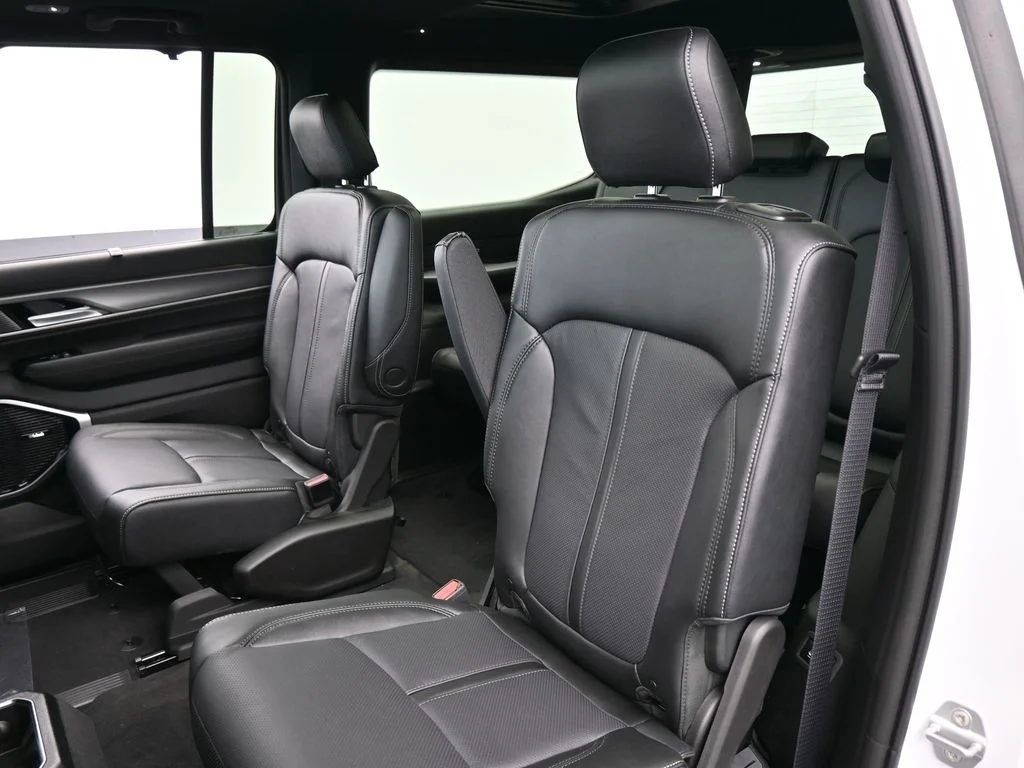 New 2026 Bright White Clear-Coat Exterior Paint Jeep Limited Reserve image 30