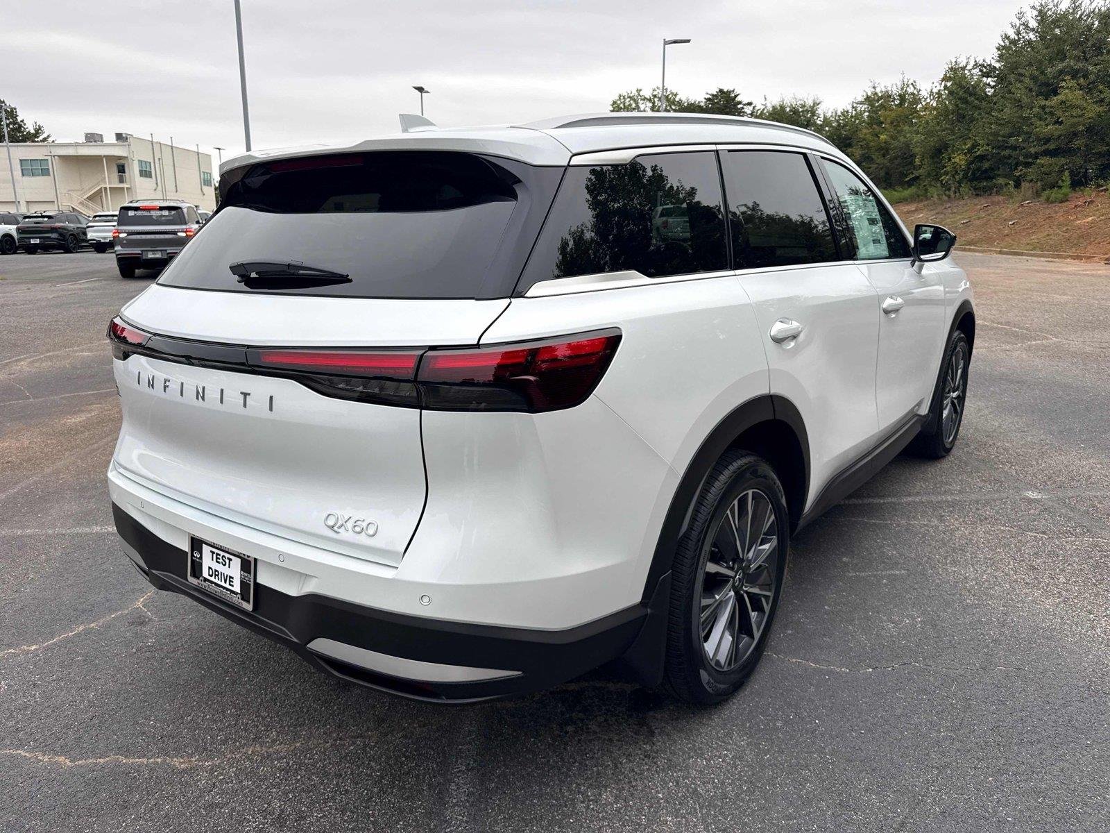 New 2027 RADIANT WHITE INFINITI Luxe FWD image 6