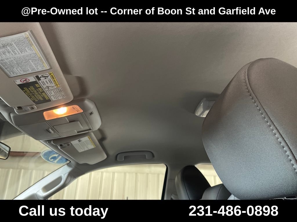 Used 2015 White Toyota SR image 13