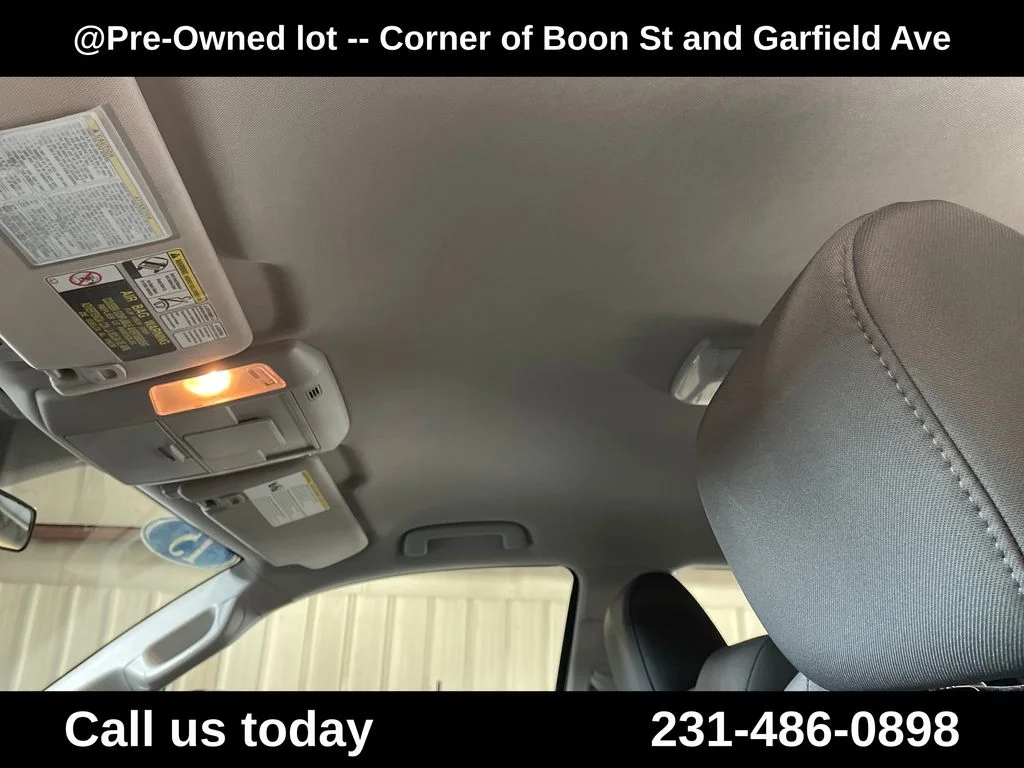 Used 2015 White Toyota SR image 13