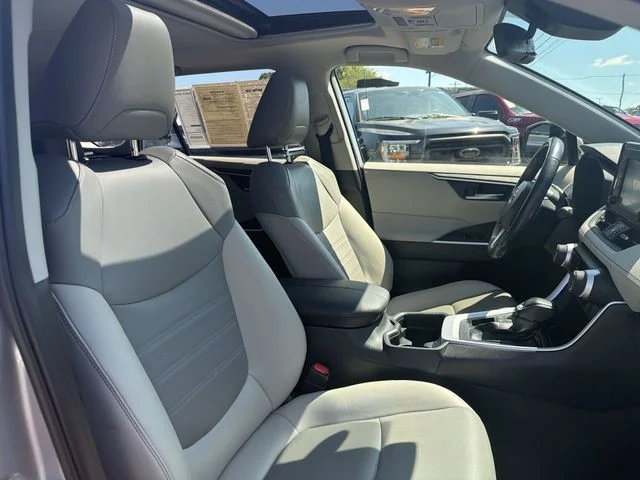 Used 2019 Silver Toyota XLE Premium image 24