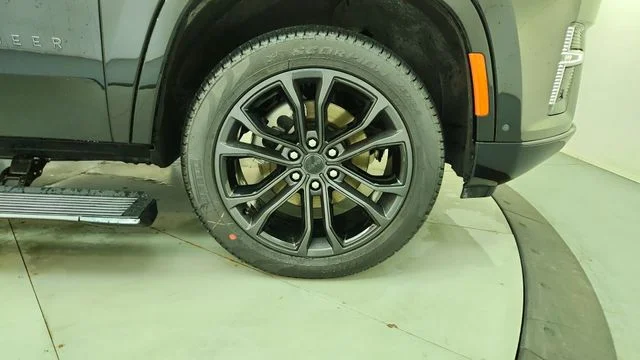 New 2026 High Gloss Black Exterior Paint Jeep Summit Obsidian image 13