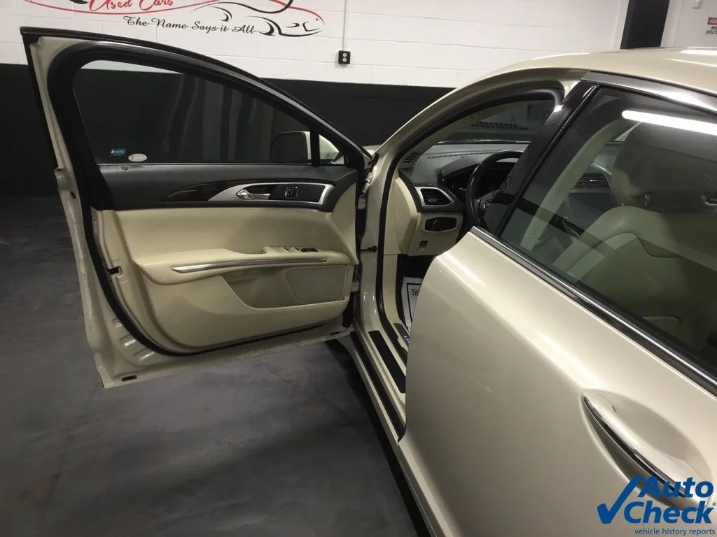 Used 2015 Silver Lincoln Base image 21