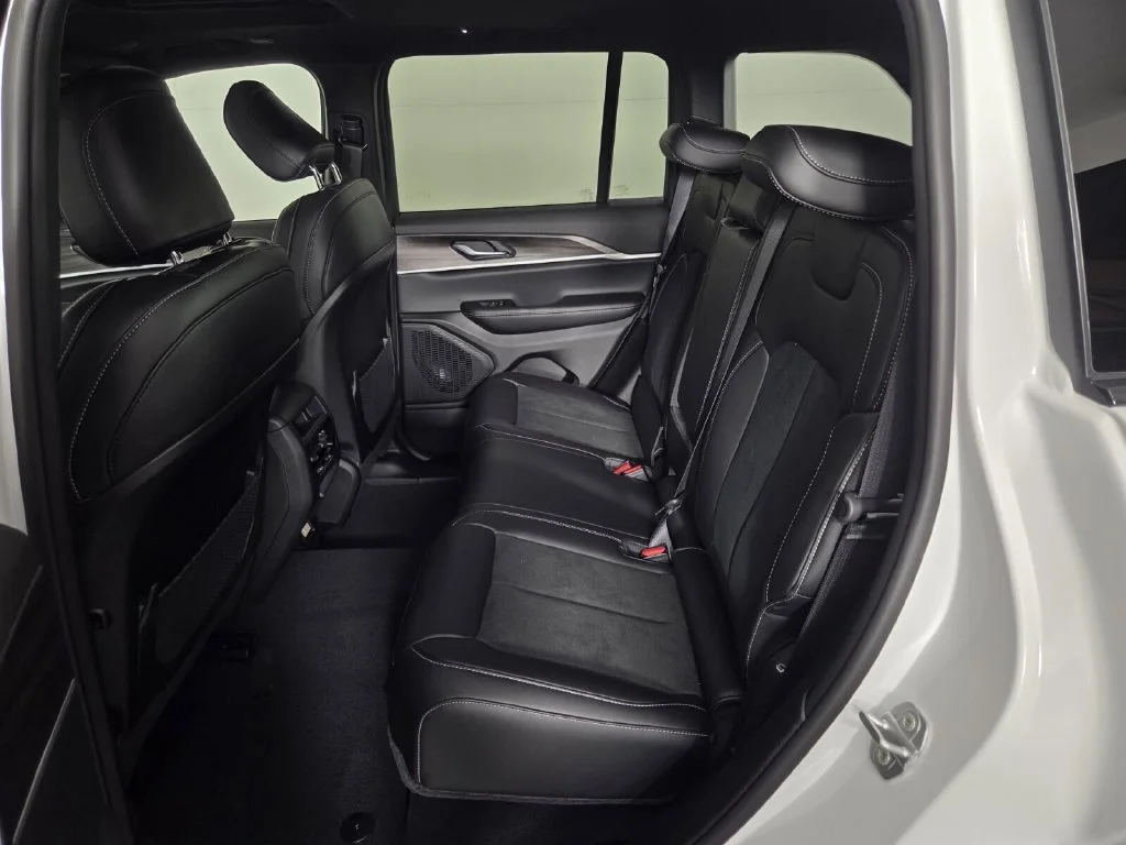 New 2026 Bright White Clear-Coat Exterior Paint Jeep Laredo Altitude image 17