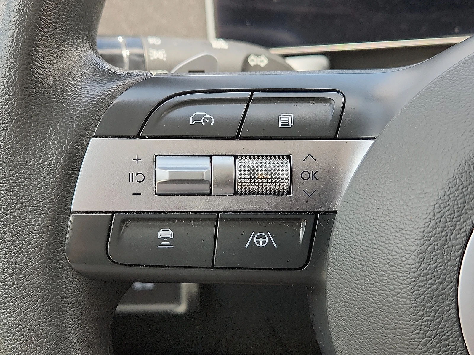 Used 2025 White Hyundai SEL image 14