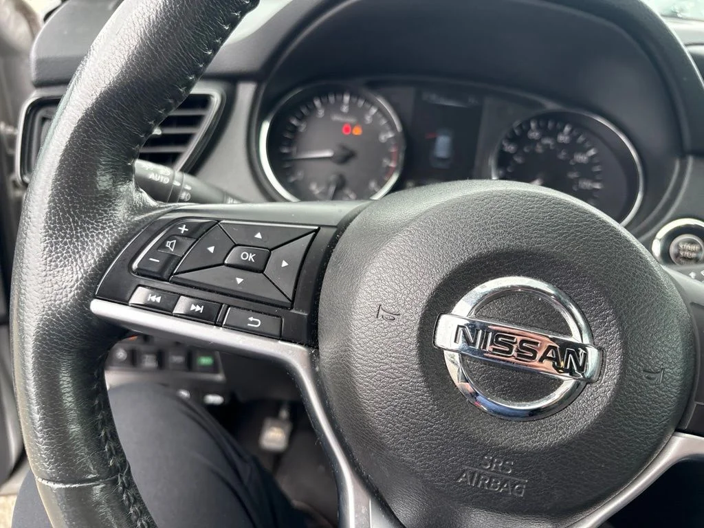 Used 2017 Silver Nissan SL image 18