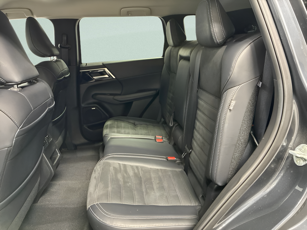 Used 2025  Mitsubishi SE image 25