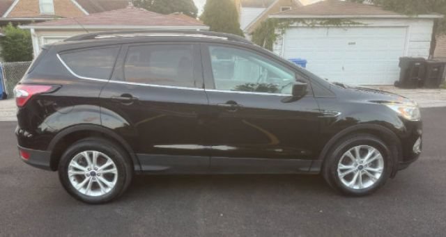 Used 2017 Shadow Black Ford SE image 9
