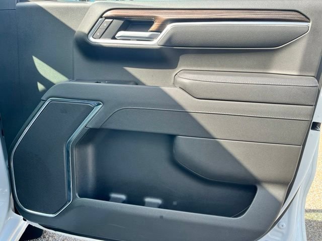 Used 2025 Summit White Chevrolet LT image 27
