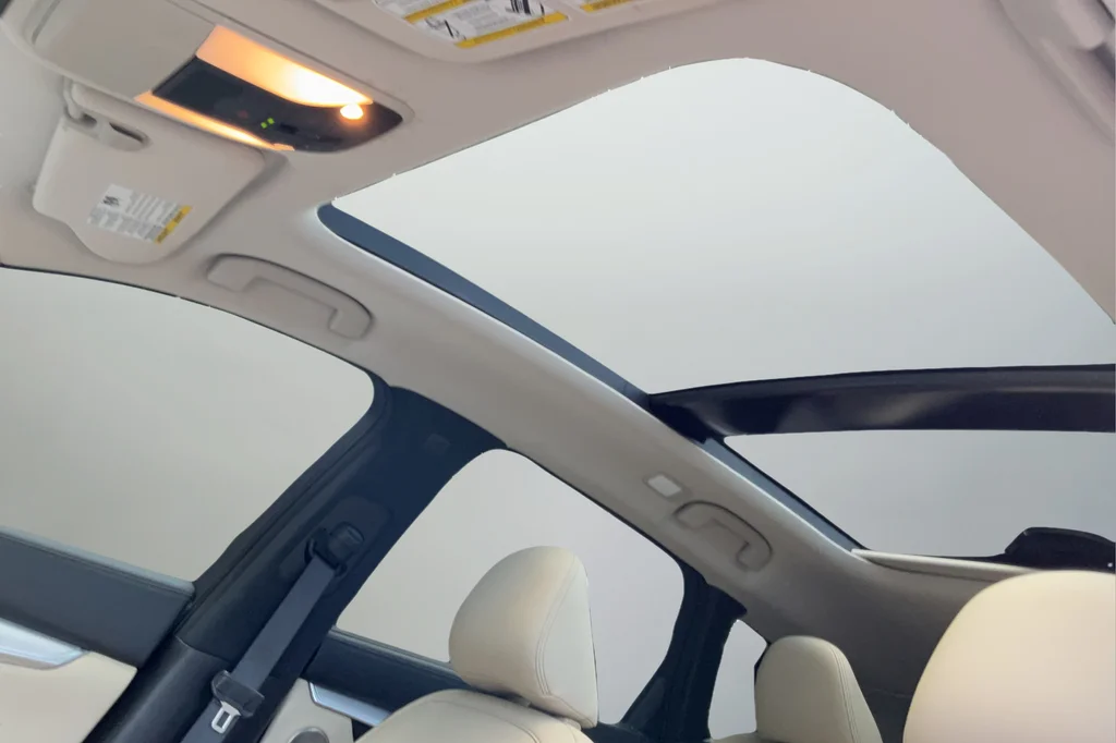 Used 2021 White INFINITI Sensory image 18