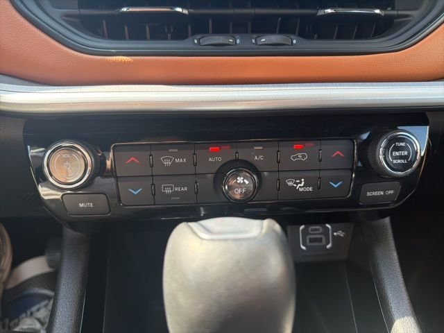 Used 2024 White/off-white Jeep Limited image 18