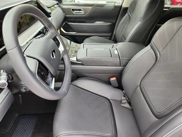 New 2027 RADIANT WHITE INFINITI Luxe 4WD image 9