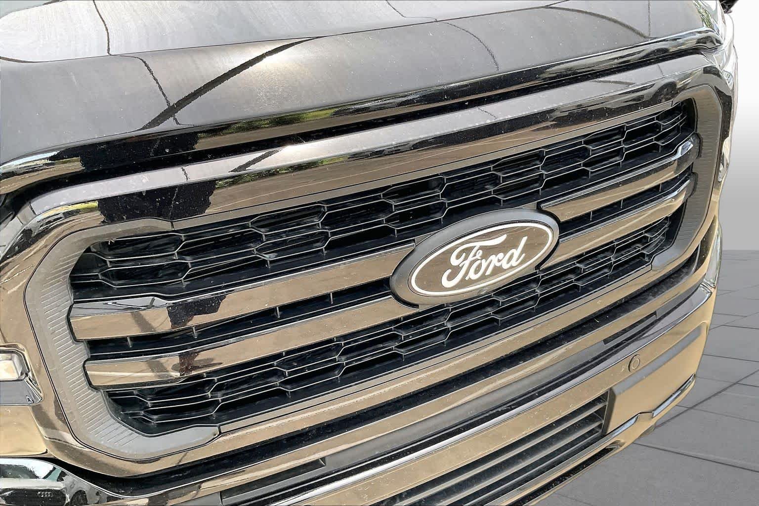 Used 2024 Agate Black Metallic Ford LARIAT image 29
