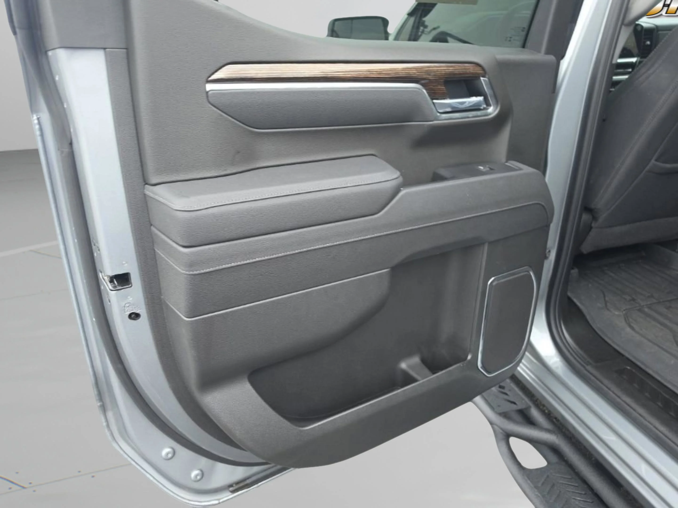 Used 2025 Sterling Metallic GMC Elevation image 22