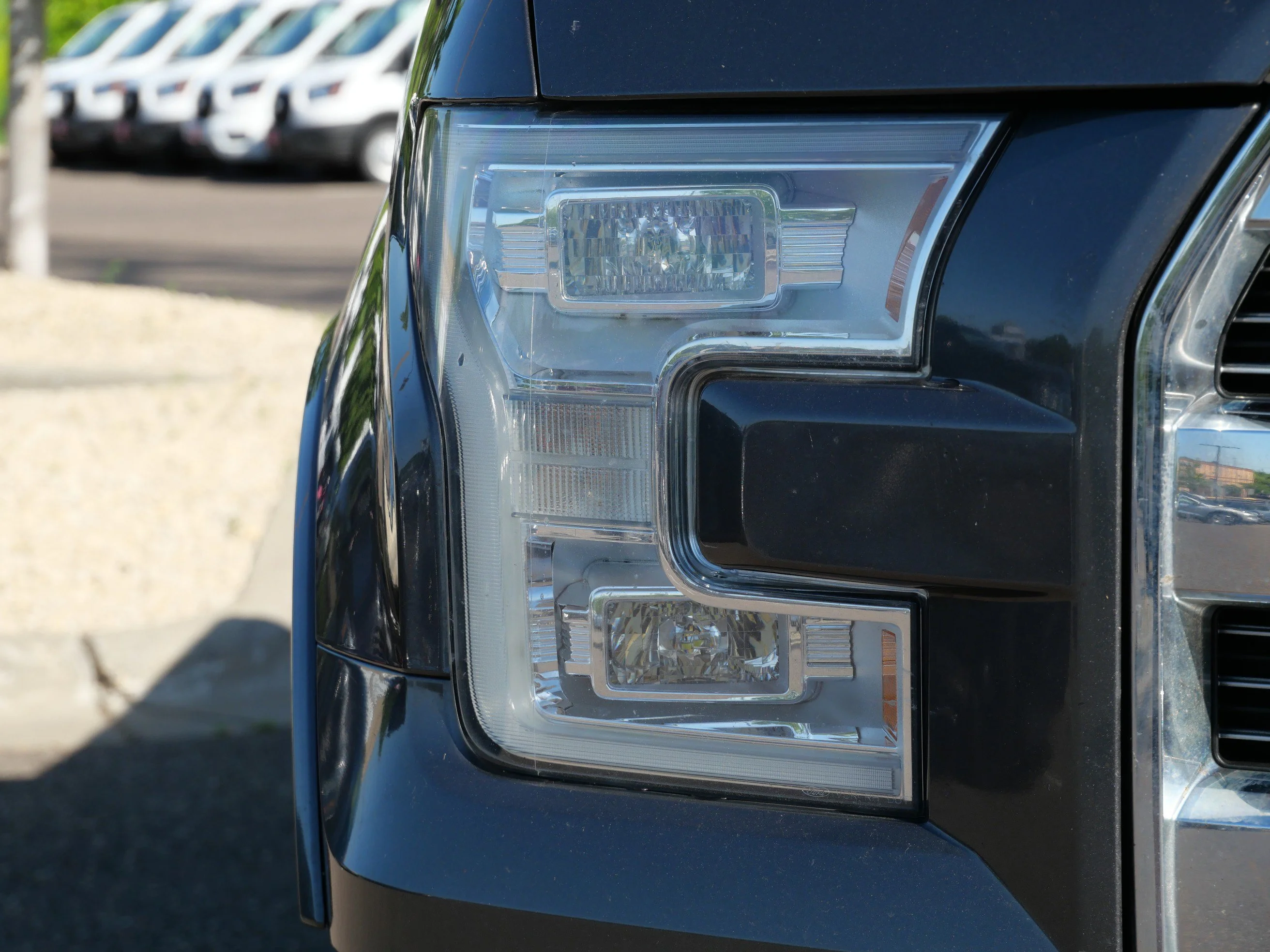Used 2015 Magnetic Metallic Ford Lariat image 9