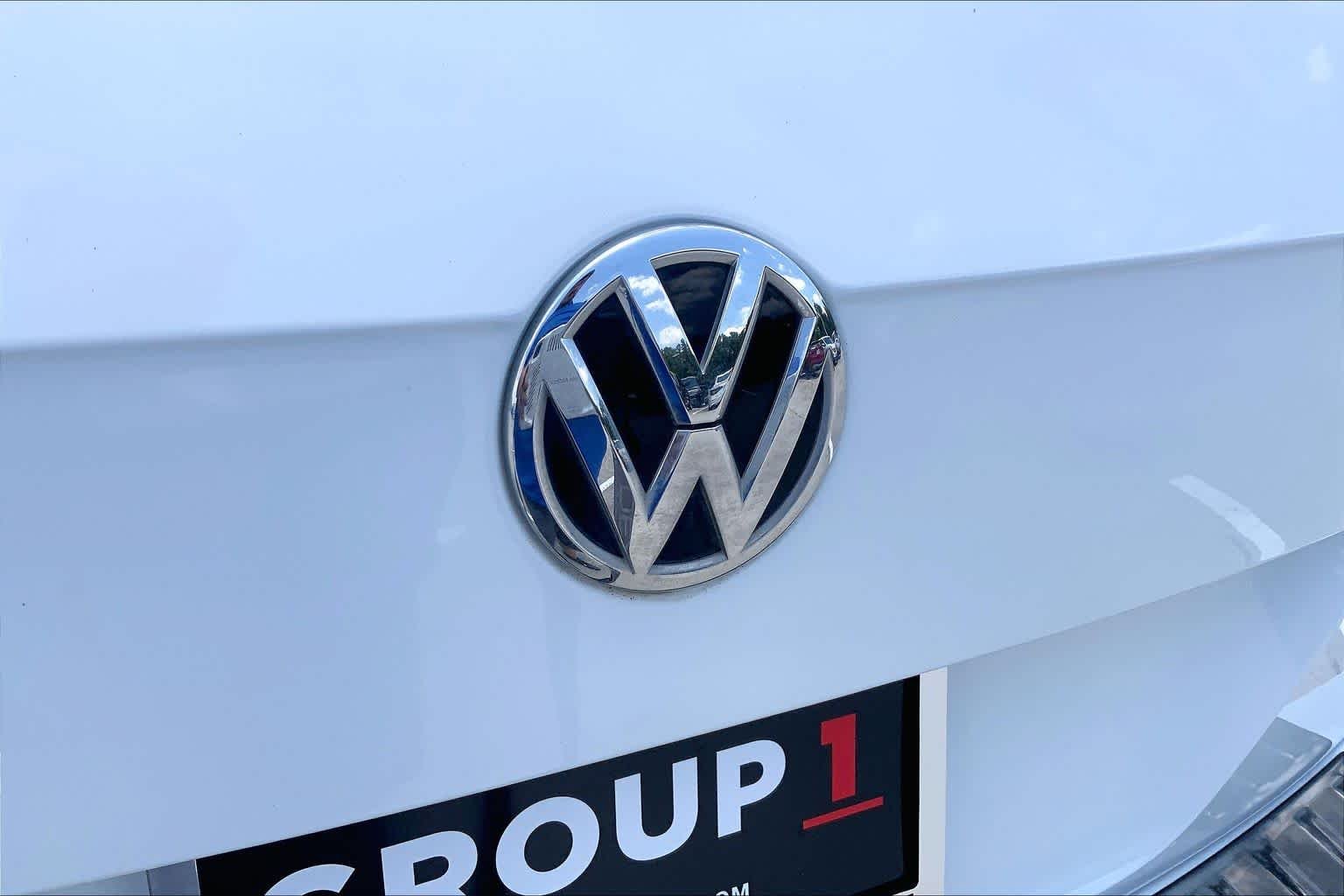 Used 2019 Pure White Volkswagen SE image 10