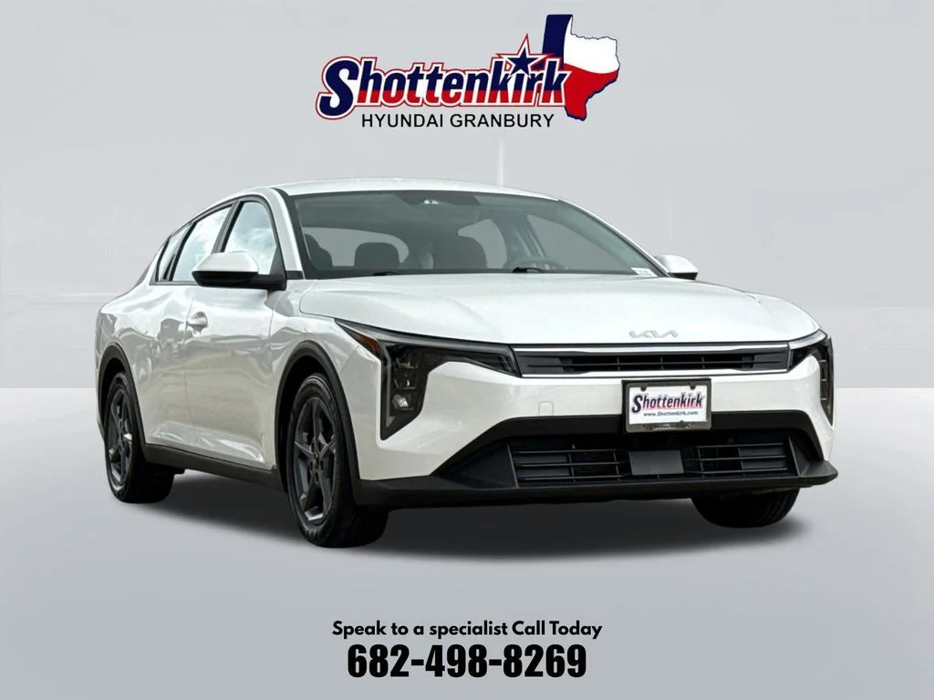 Used 2025 White Kia LXS image 3