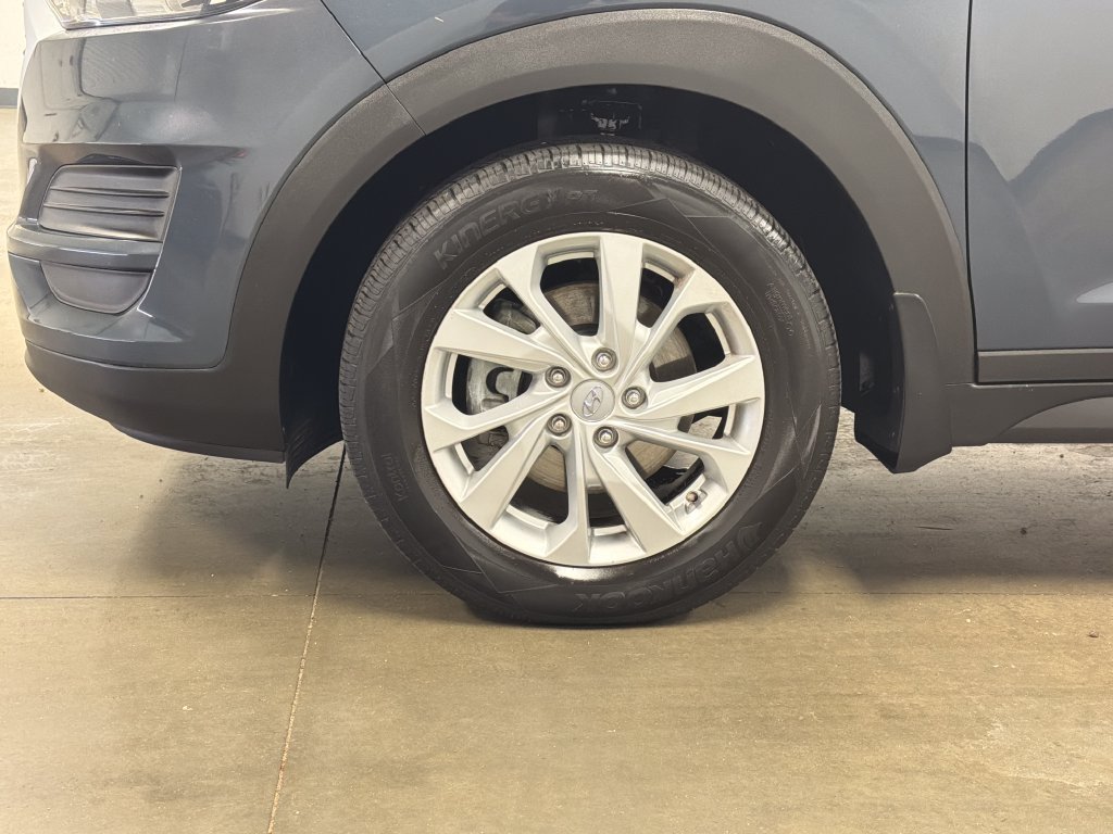 Used 2019 Blue Hyundai SE image 10