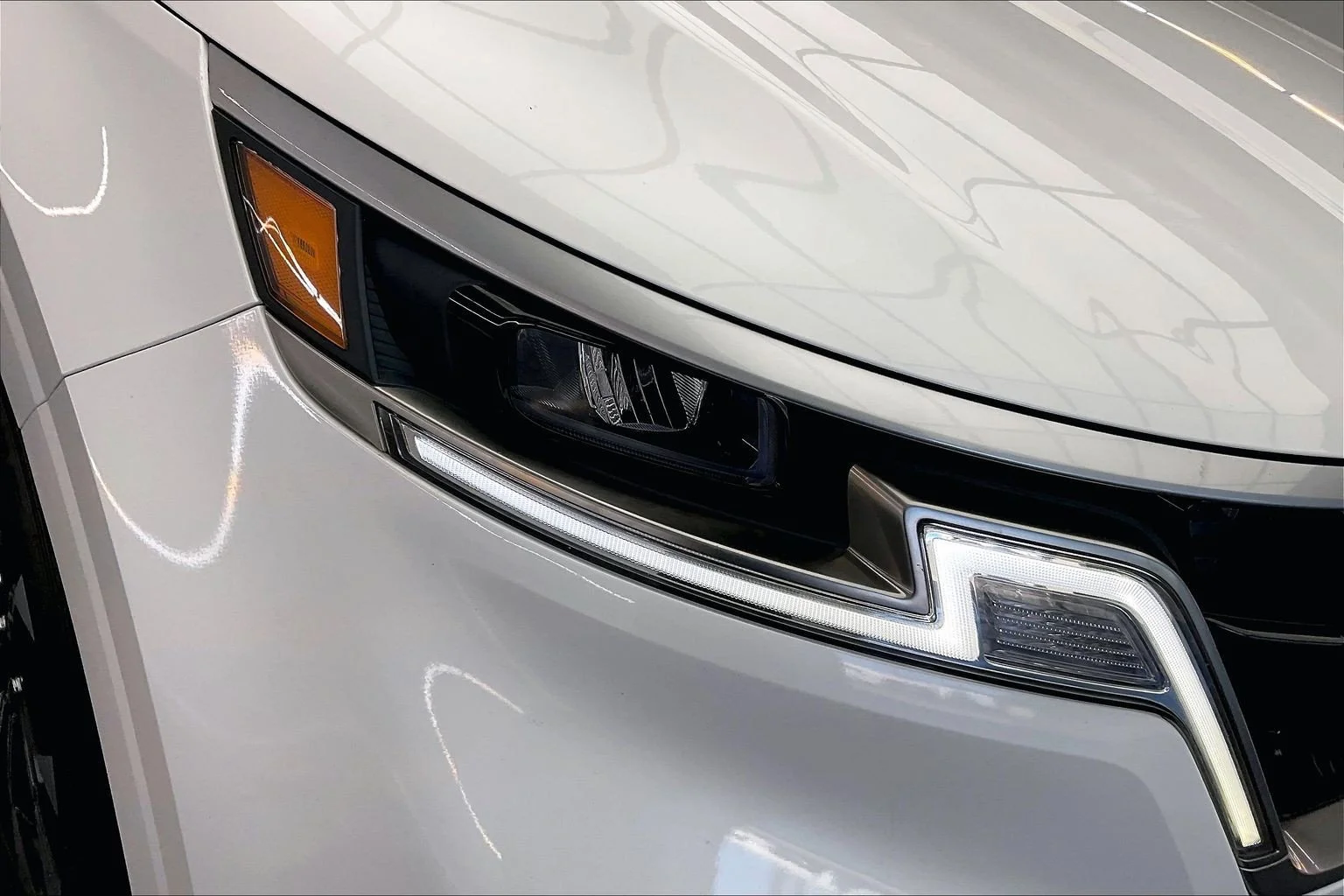 Used 2024 Snow White Pearl Kia EX image 29