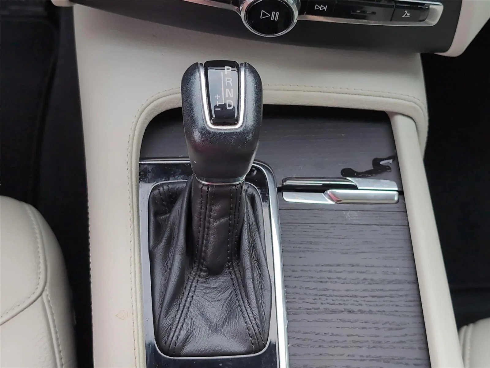 Used 2020 Crystal White Metallic Volvo Momentum image 21