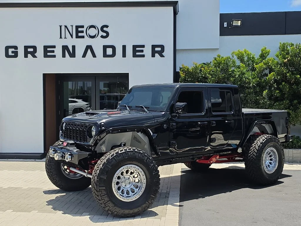 Used 2022 Black Jeep Sport image 1