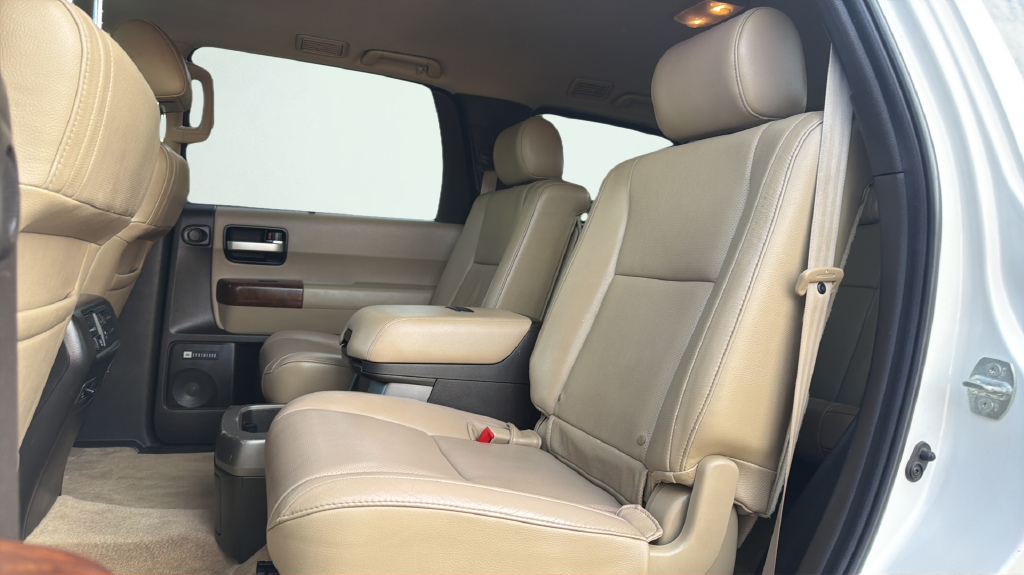 Used 2010 Super White Toyota Platinum image 22