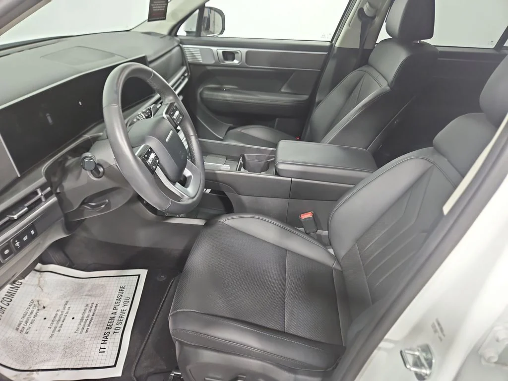 Used 2025 White Hyundai SEL image 11