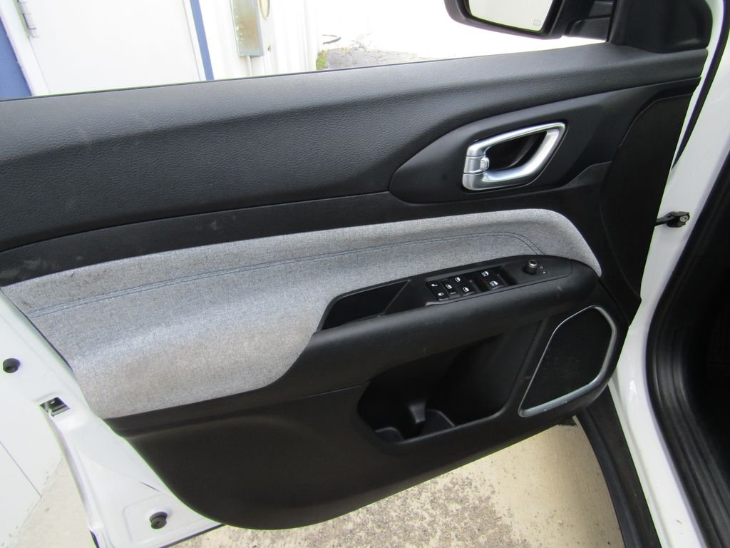 Used 2024 White Jeep Latitude image 10