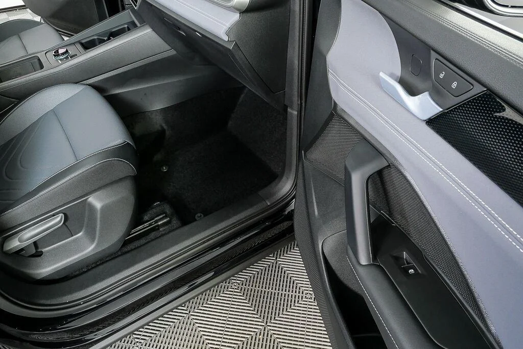 New 2026 Deep Black Pearl Volkswagen SE image 26