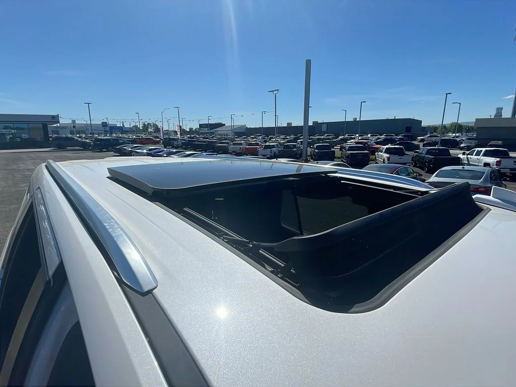 Used 2021 Iridescent Pearl Tricoat Chevrolet High Country image 26