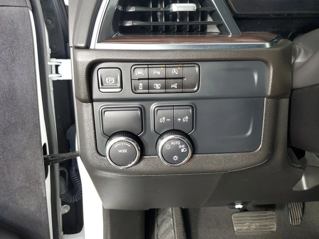 Used 2025 White Chevrolet LT image 25