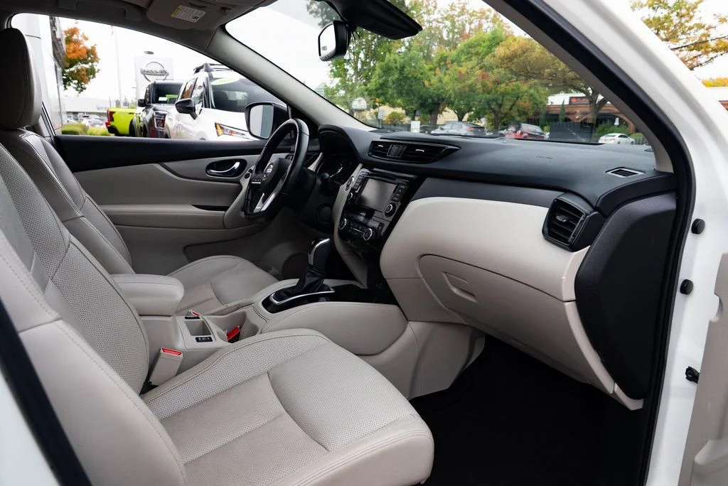 Used 2020 White Nissan SL image 26