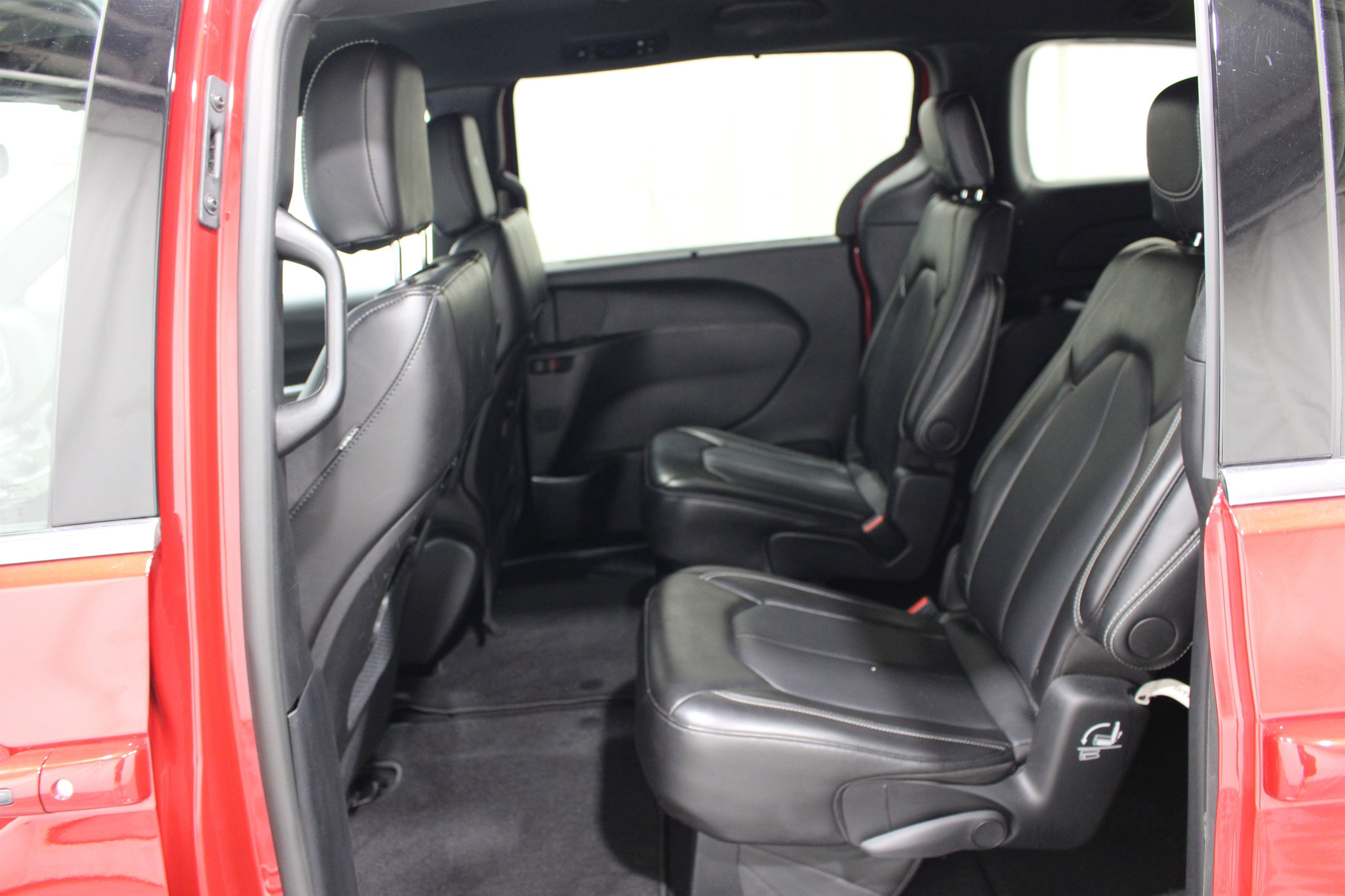 Used 2025 Red Hot Pearlcoat Chrysler Select image 20