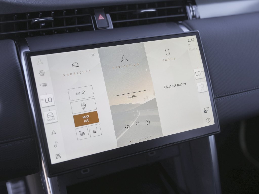 Used 2025  Land Rover SE image 21