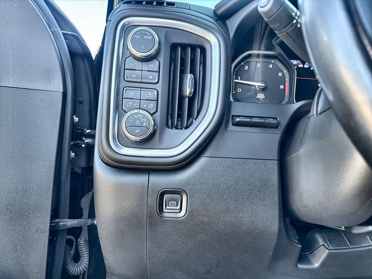 Used 2022 ONYX BLACK GMC AT4 image 15