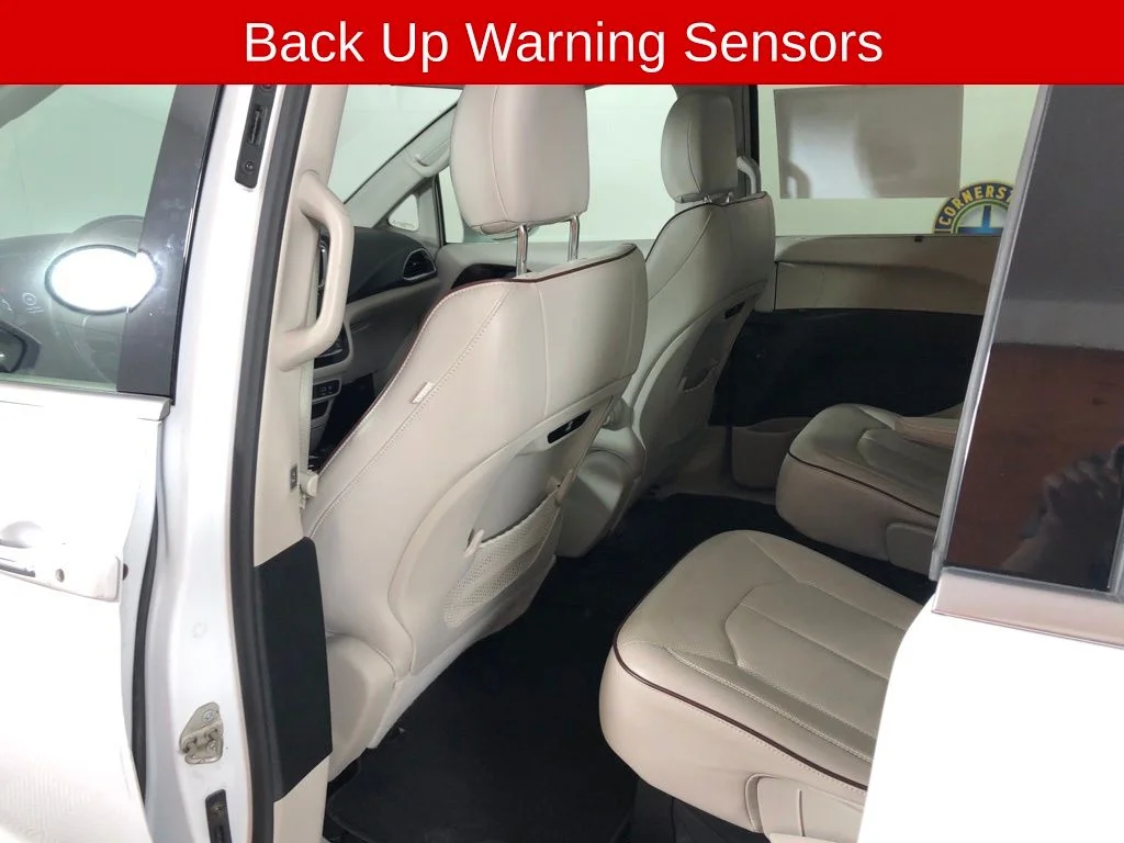 Used 2018 Bright White Clearcoat Chrysler Limited image 12