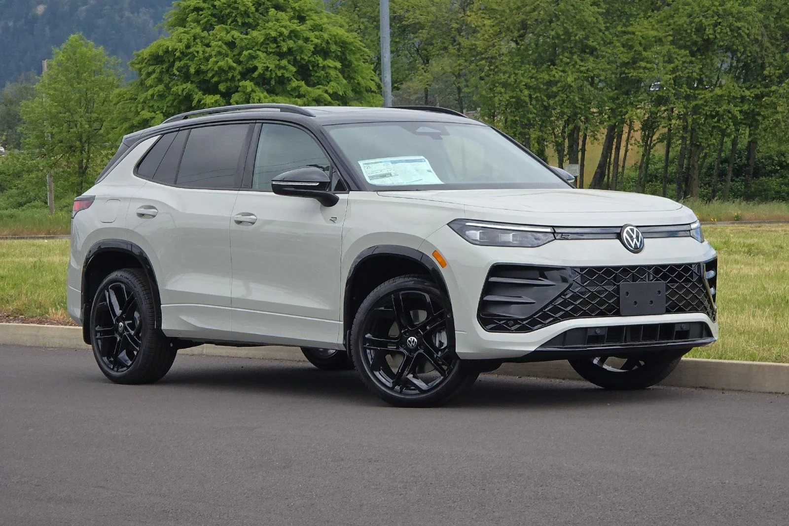2026 Volkswagen Tiguan 2.0T SE R-Line Black 4Motion's photo