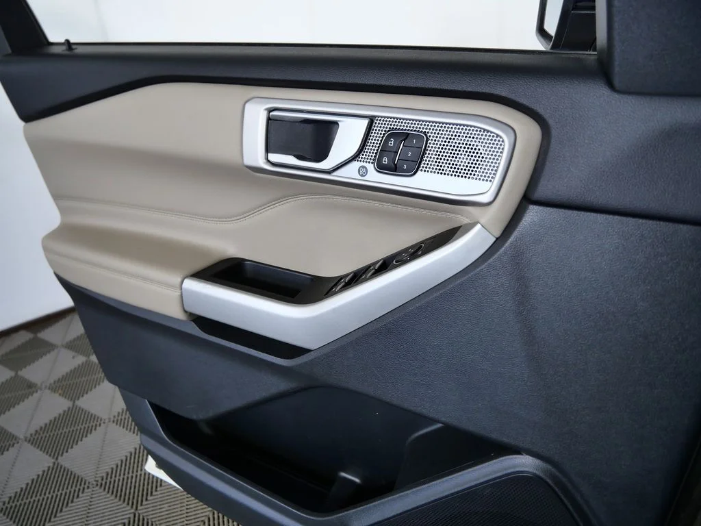 Used 2022 White Ford Limited image 26
