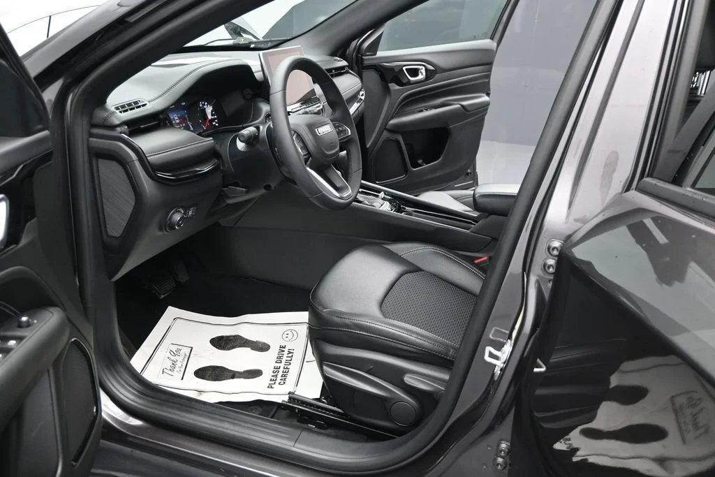 Used 2024  Jeep Latitude image 12